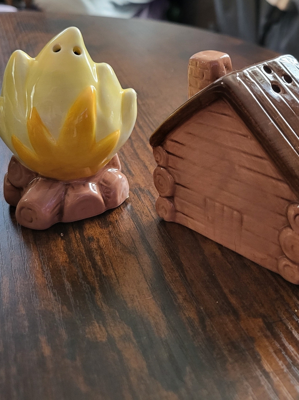 Ceramic Campfire & Log Cabin Salt and Pepper Shaker Set - Yellow & Brown, Vintag